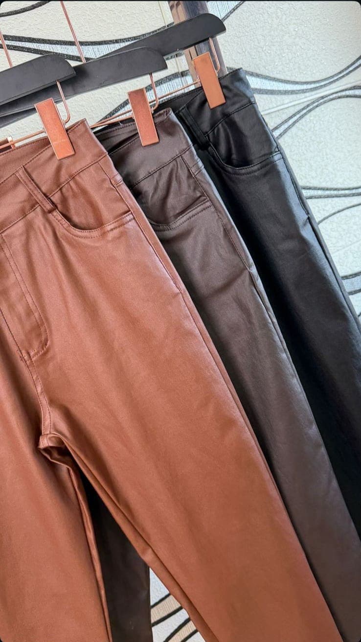 Calça couro sintético